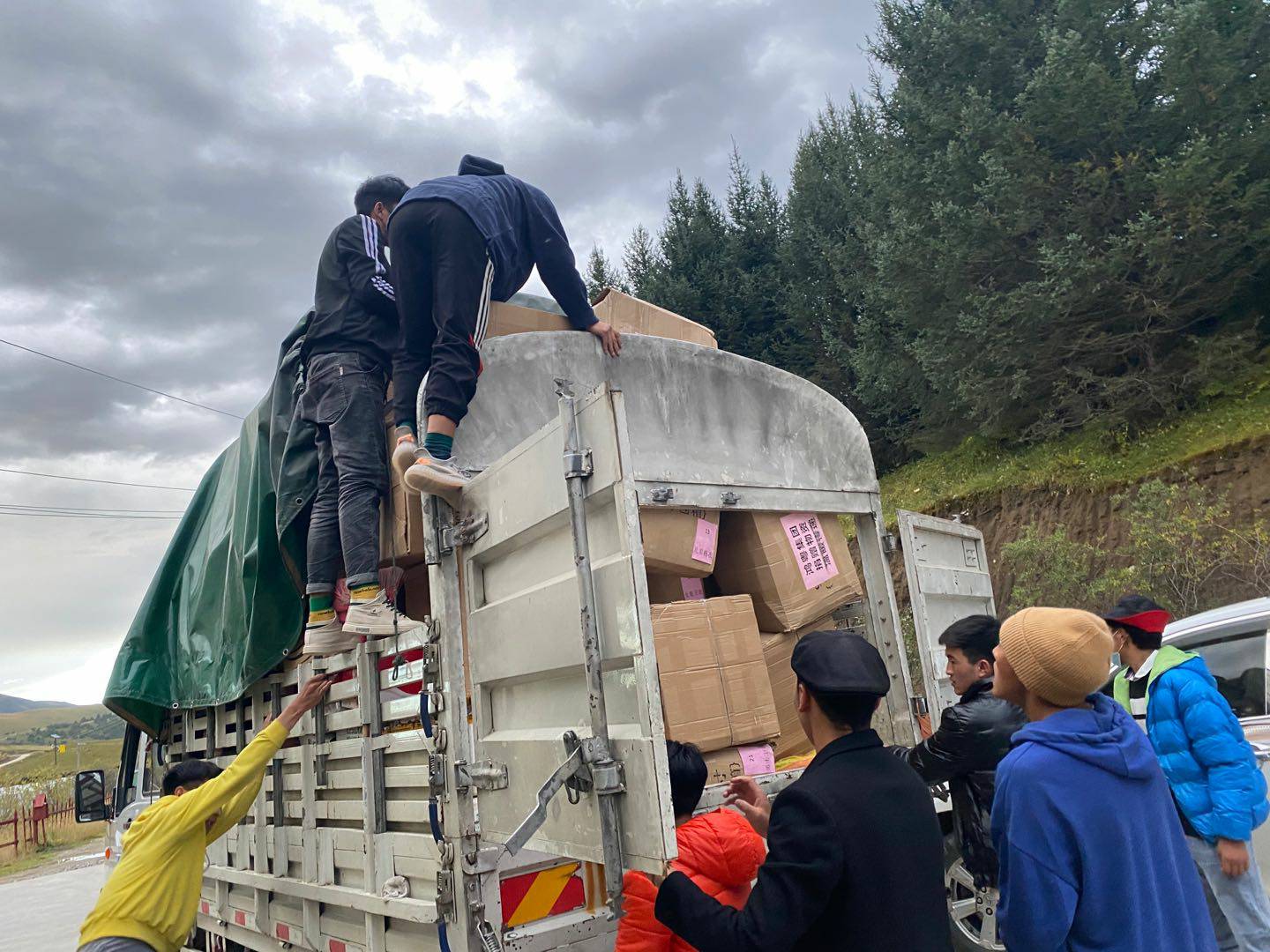 华体网页版-华体HUATI(中国)公益回顾丨家国同欢月同圆 温暖满载甘孜州(图5)